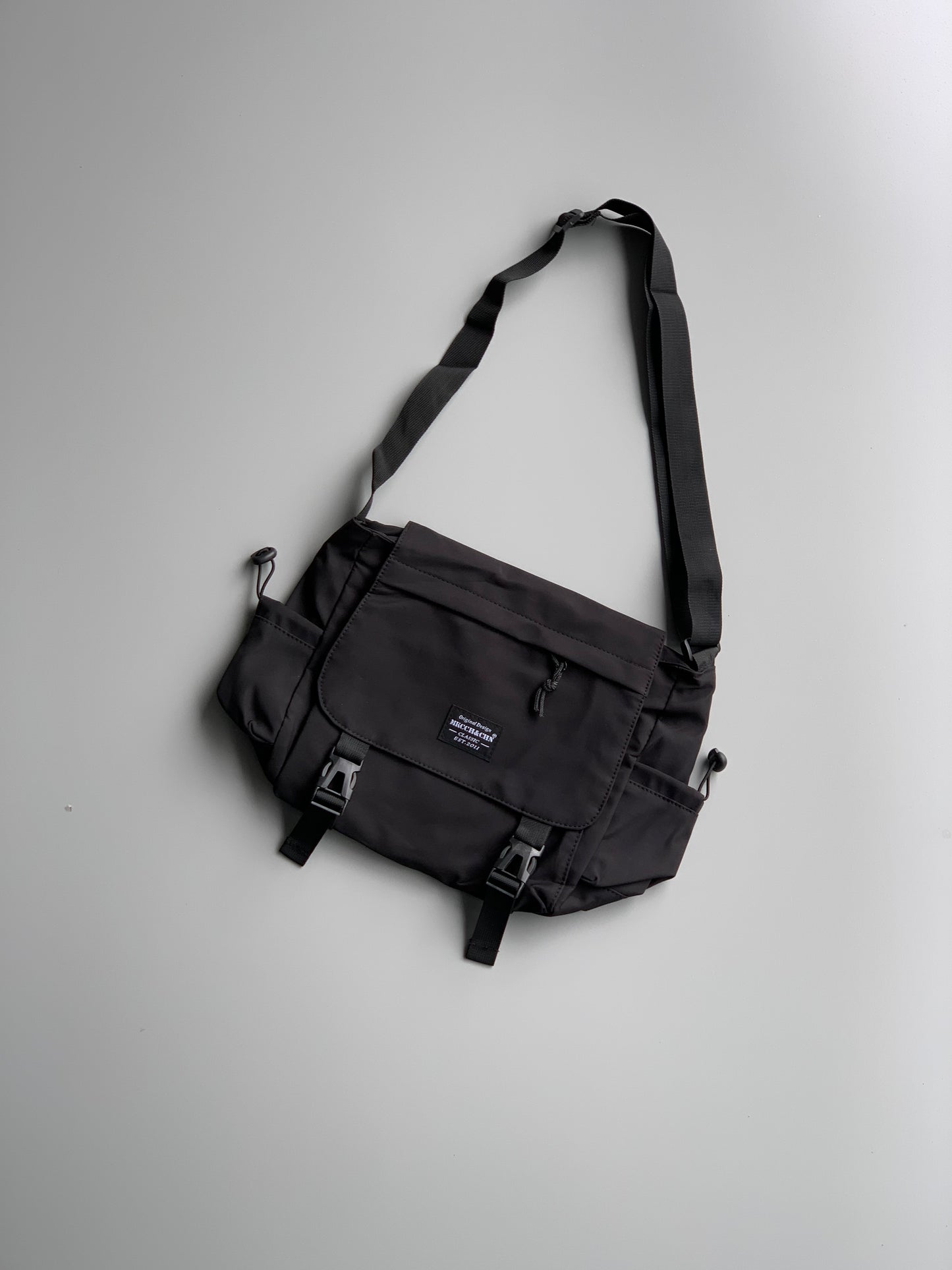 Vyuo Imp Black Messenger