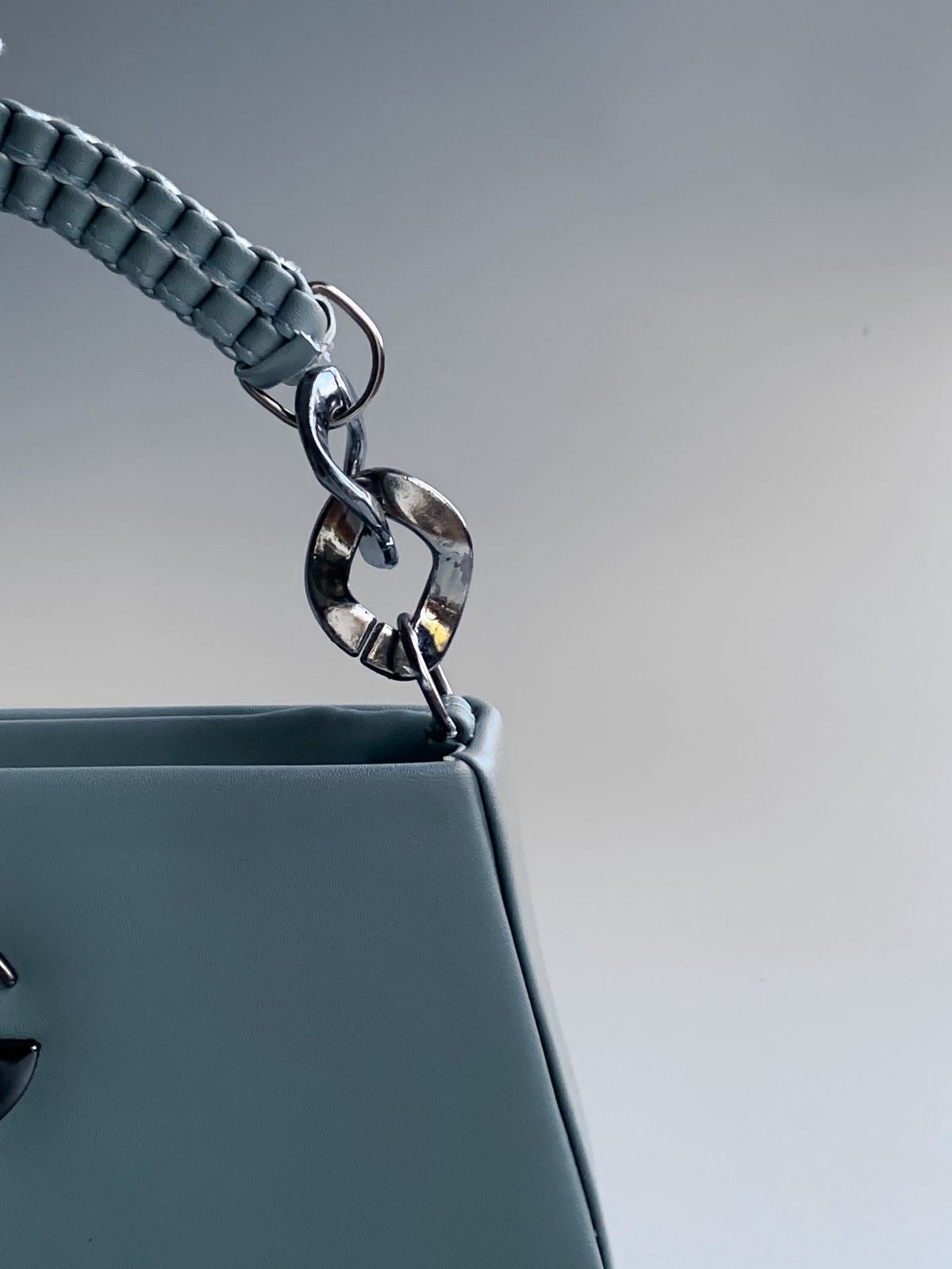 Uiol sling bag